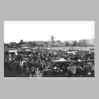 111-0100 Pferdemarkt in Wehlau am 4. Juli 1938. Blick auf den Wasserturm.jpg